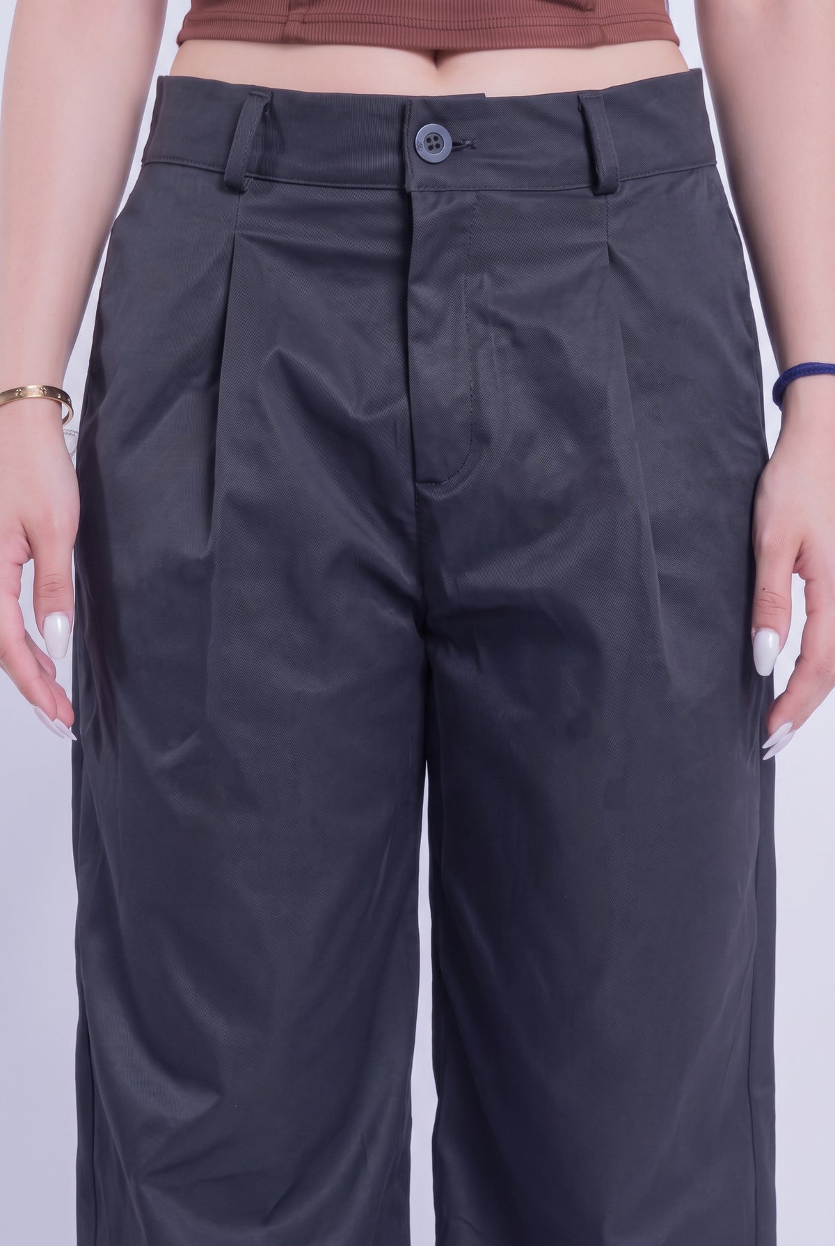 Pantalón negro estilo urbano con pinzas al frente
