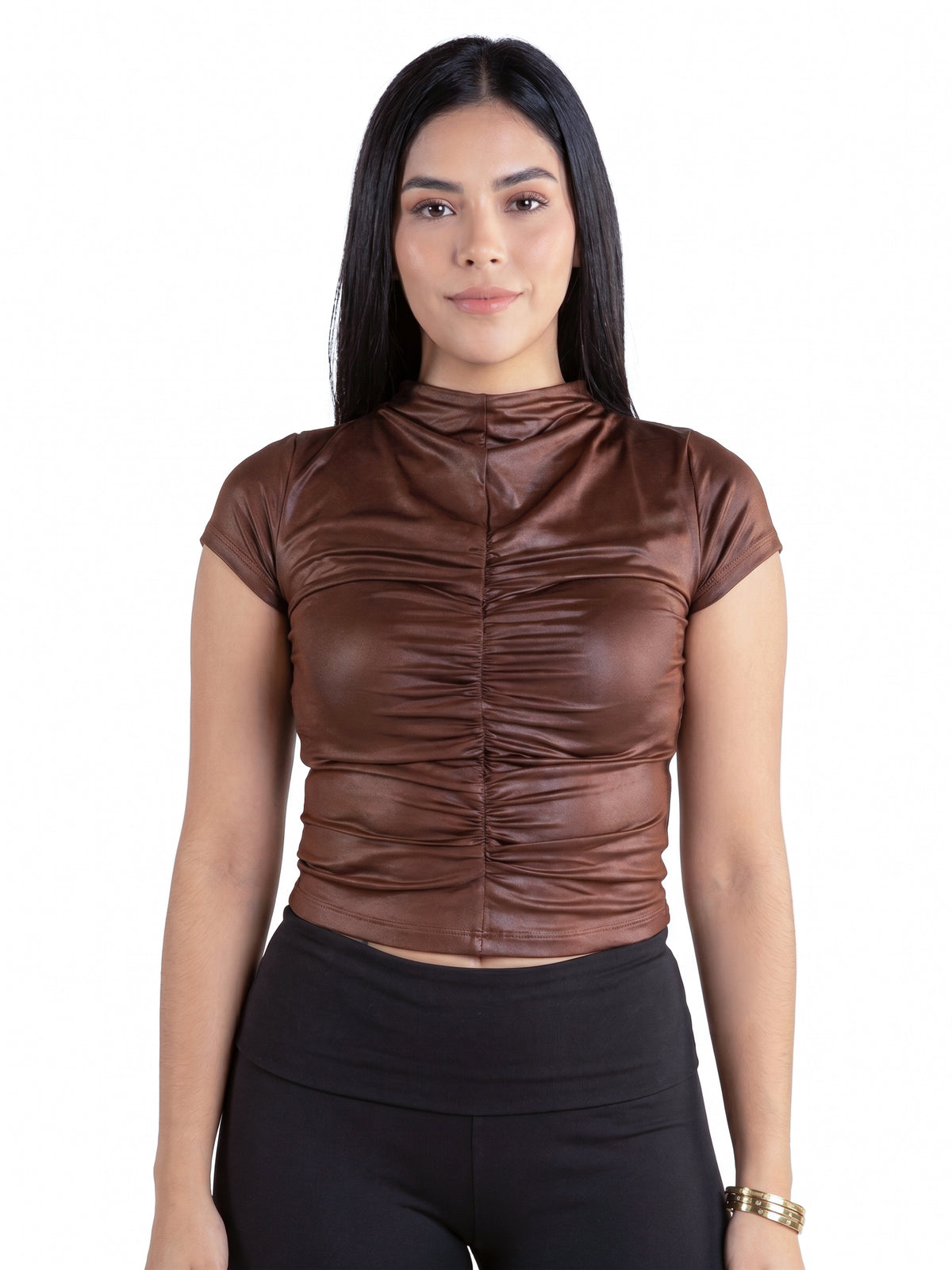 Blusa cafe con plisado al centro satinada