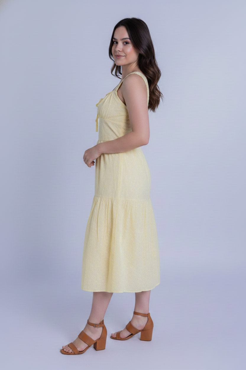 Vestido amarillo con amarre en pecho, seccionado
