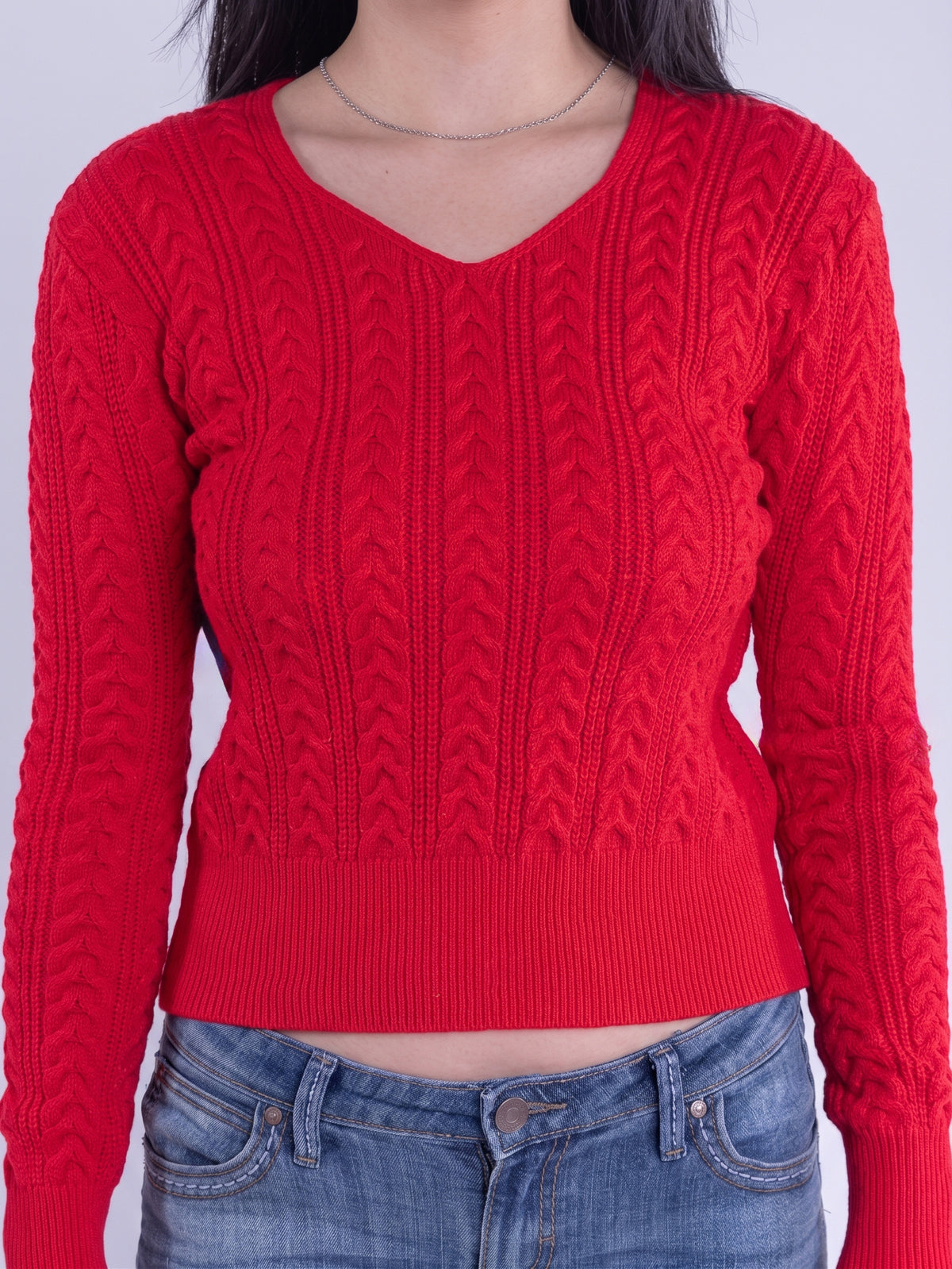 Suéter rojo cuello en V con trenzado en tejido
