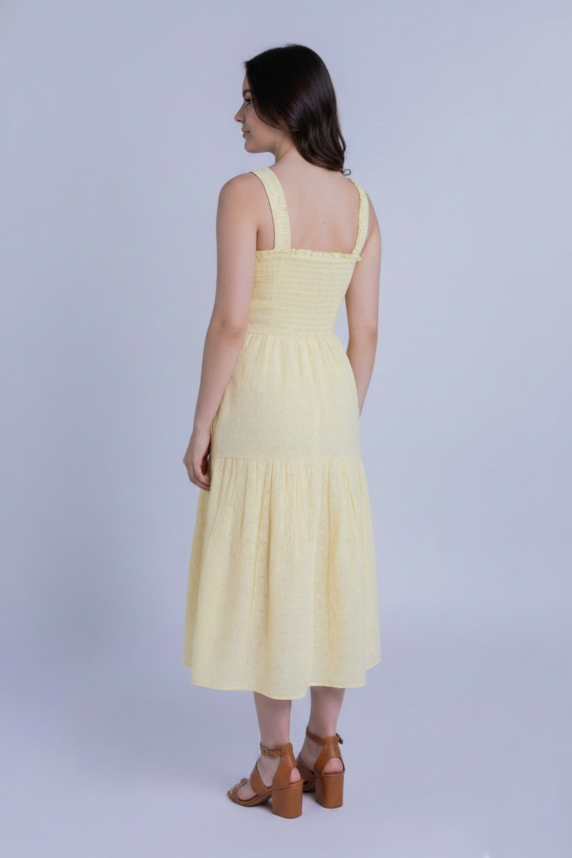 Vestido amarillo con amarre en pecho, seccionado