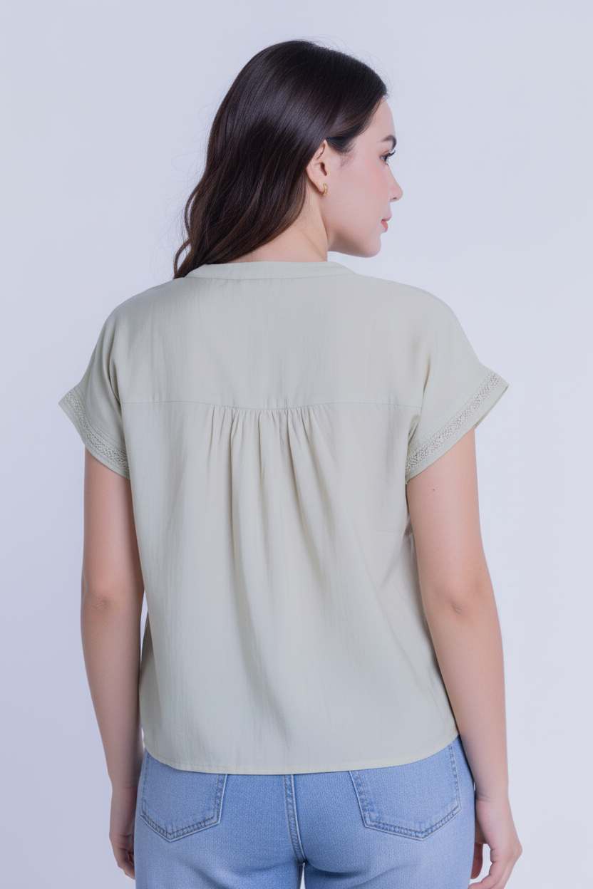 Blusa verde abotonada cuello redondo