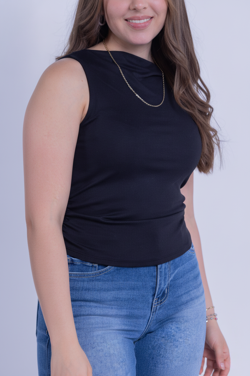 Blusa negra cuello tipo ojal tela tipo mesh