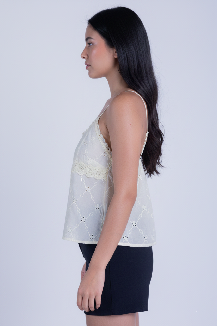 Blusa amarilla con perforaciones de tirantes