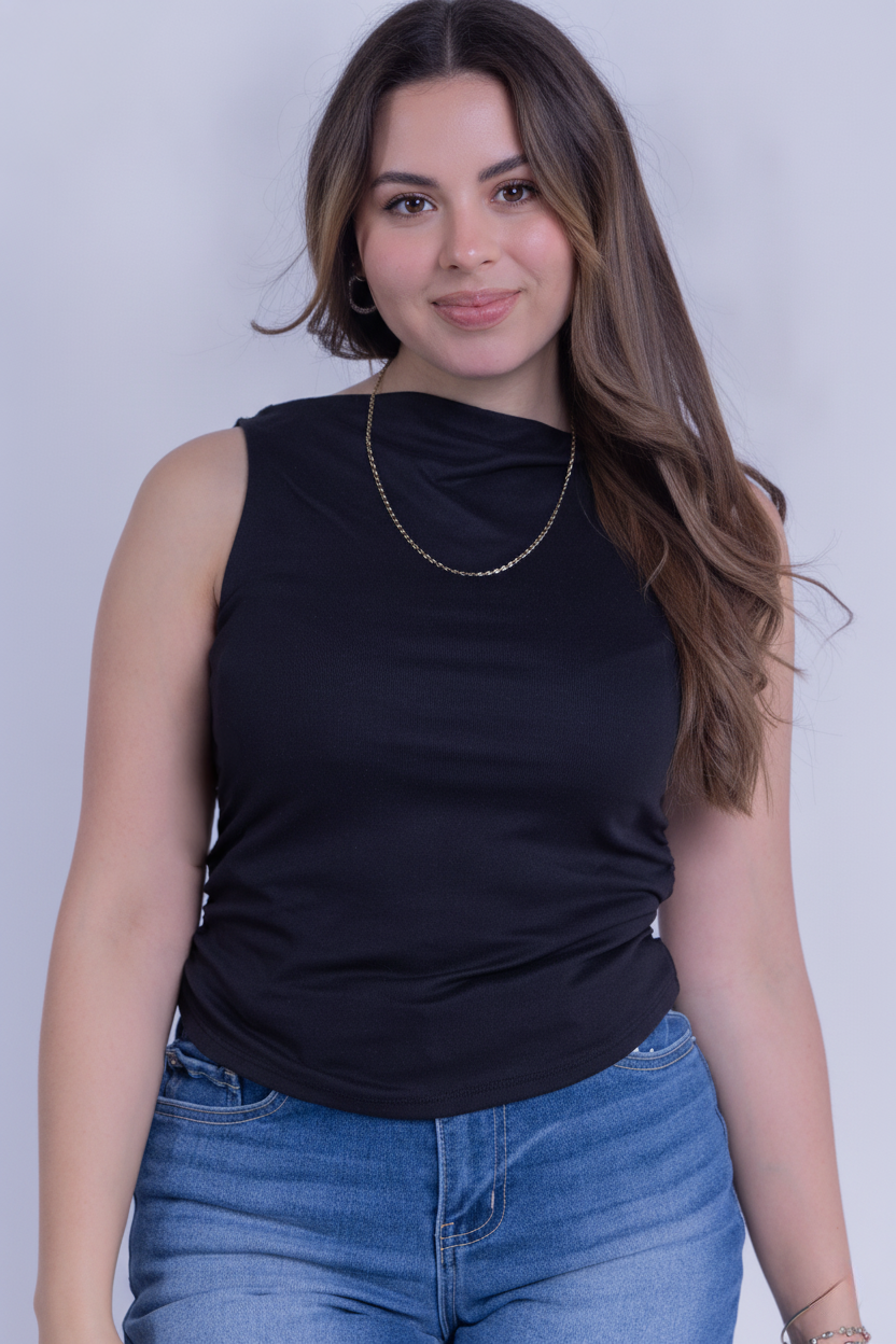 Blusa negra cuello tipo ojal tela tipo mesh