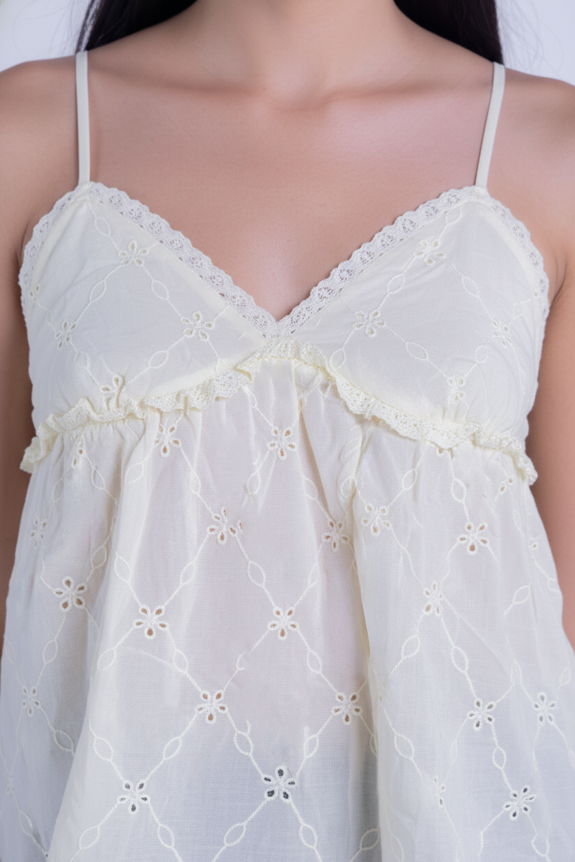 Blusa amarilla con perforaciones de tirantes