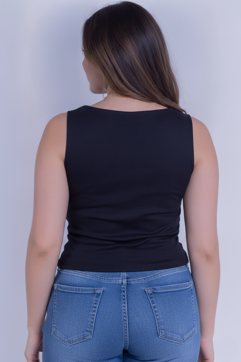Blusa negra cuello tipo ojal tela tipo mesh