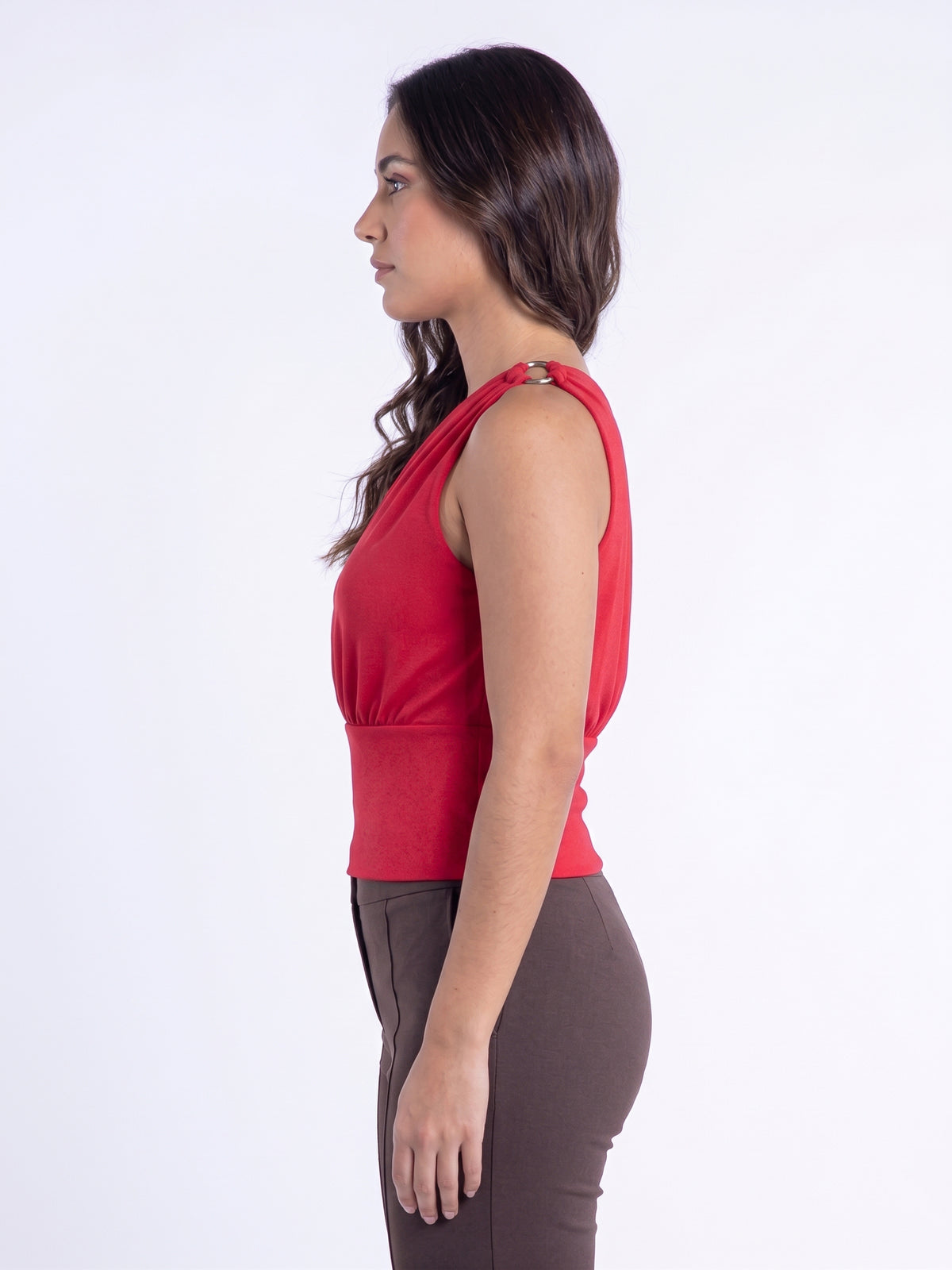 Crop top rojo de un tirante con broche en hombro