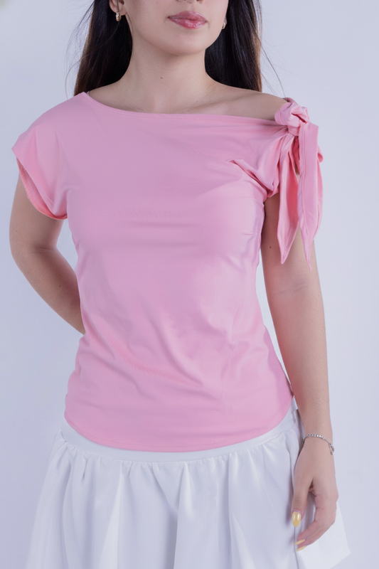 Blusa rosa con amarre en un hombro