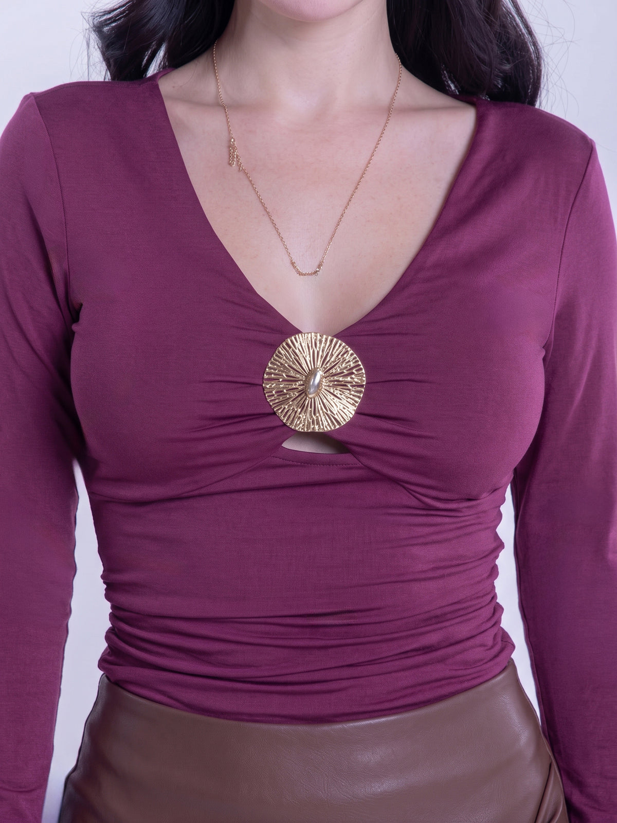 Blusa magenta con detalle de metal en escote
