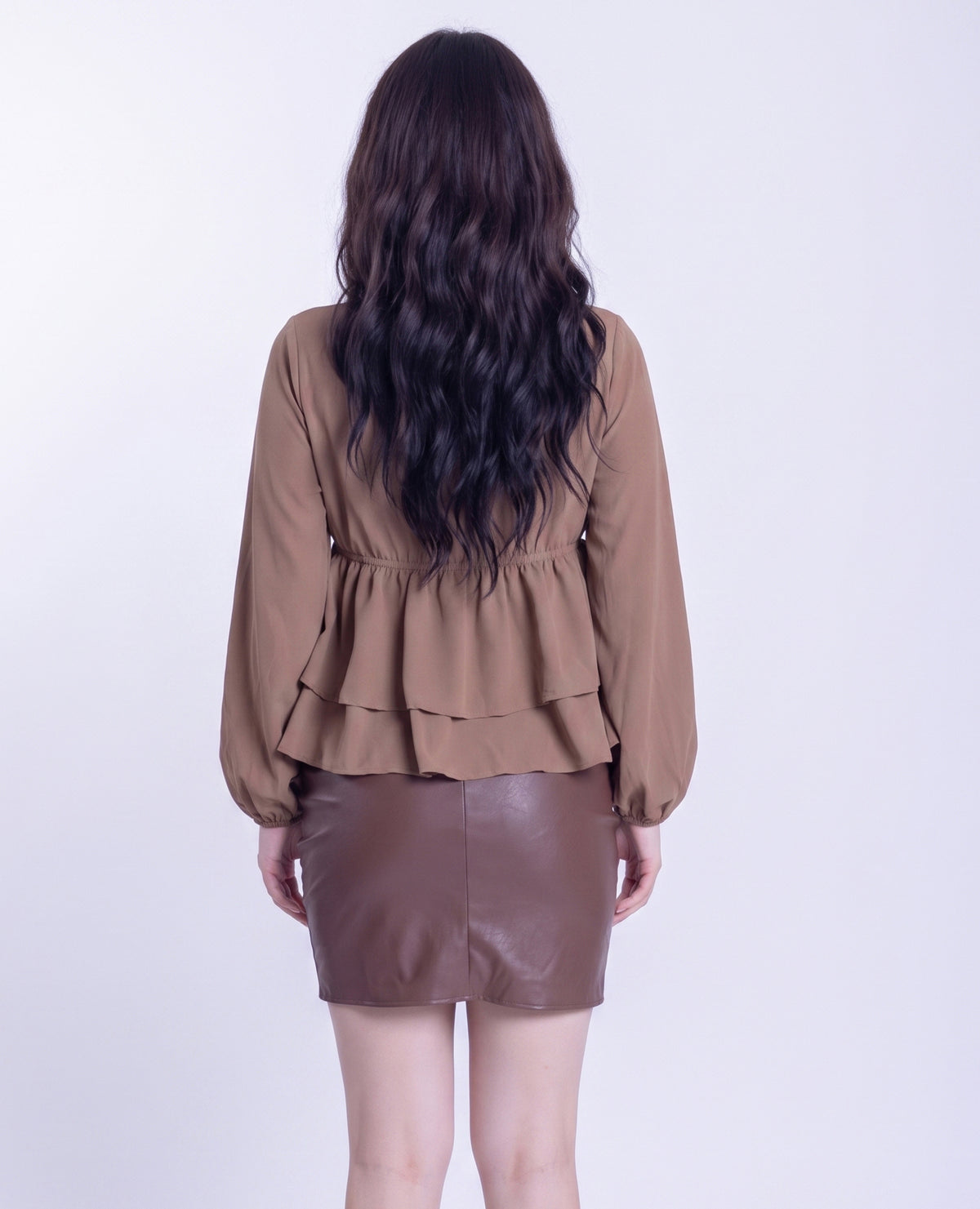 Blusa cafe con cuello en V y olanes