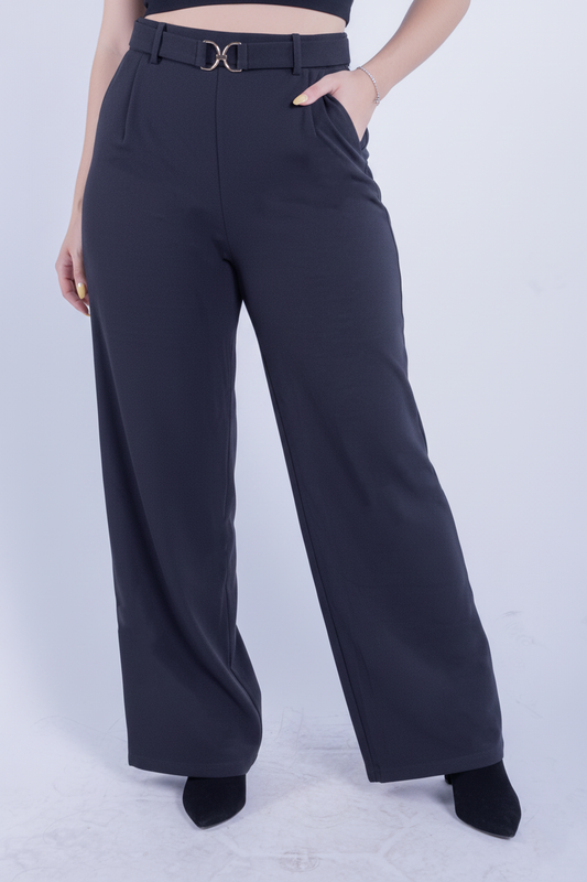 Pantalón negro con medio cinto y bolsas laterales