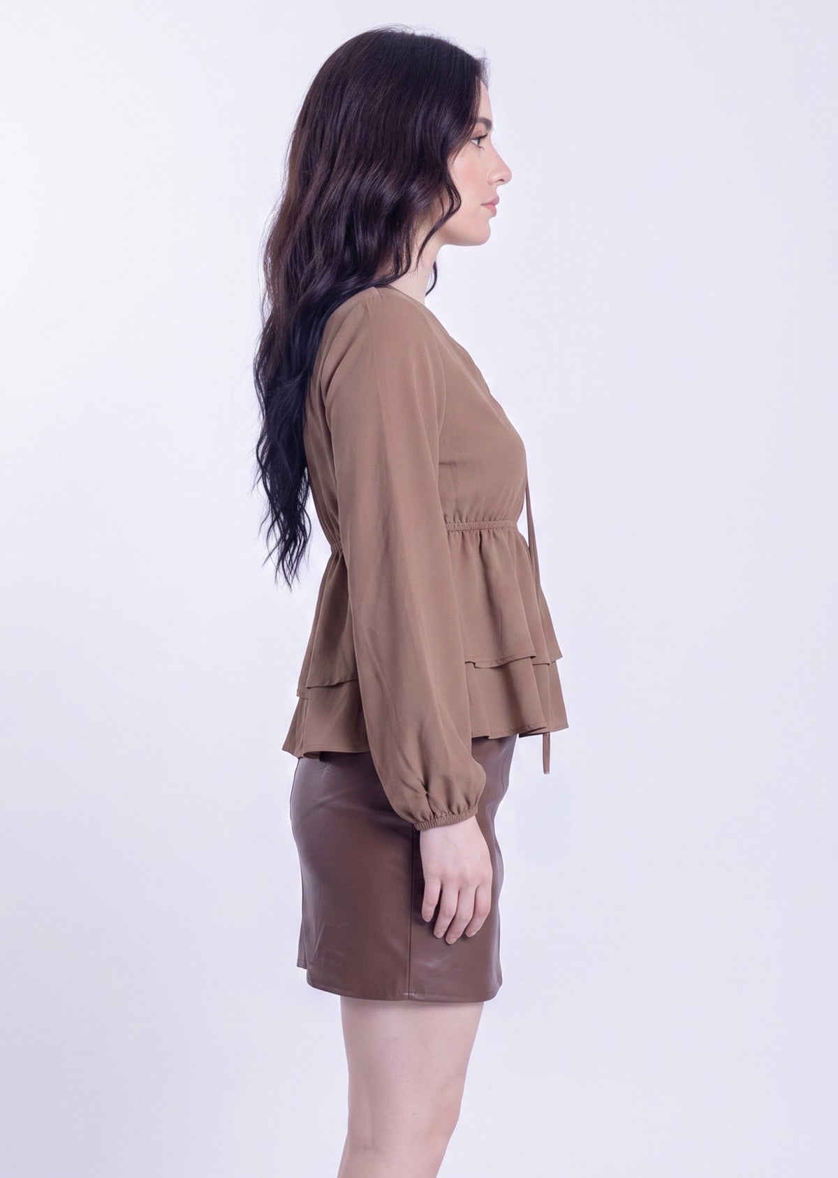 Blusa cafe con cuello en V y olanes