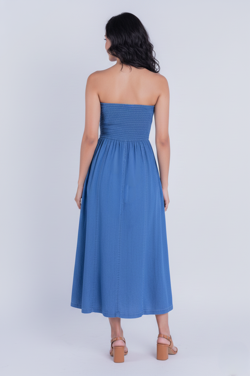 Vestido strapless de mezclilla con falda amplia