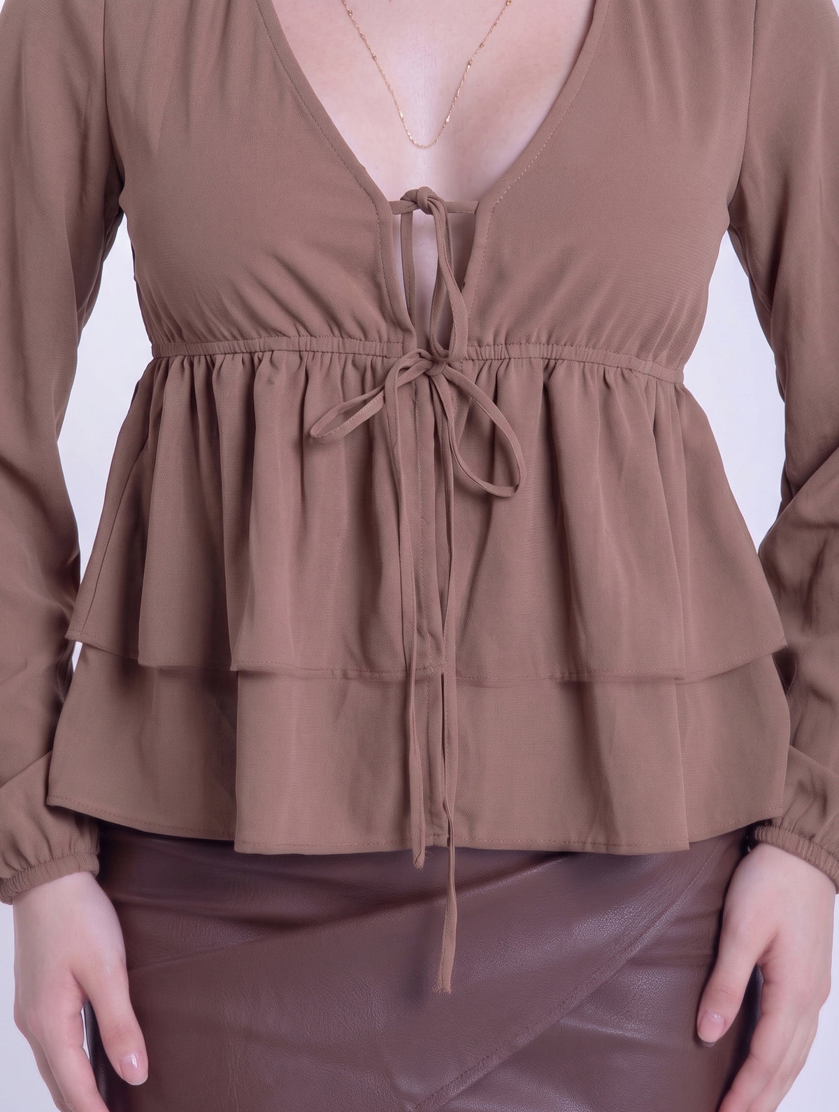 Blusa cafe con cuello en V y olanes