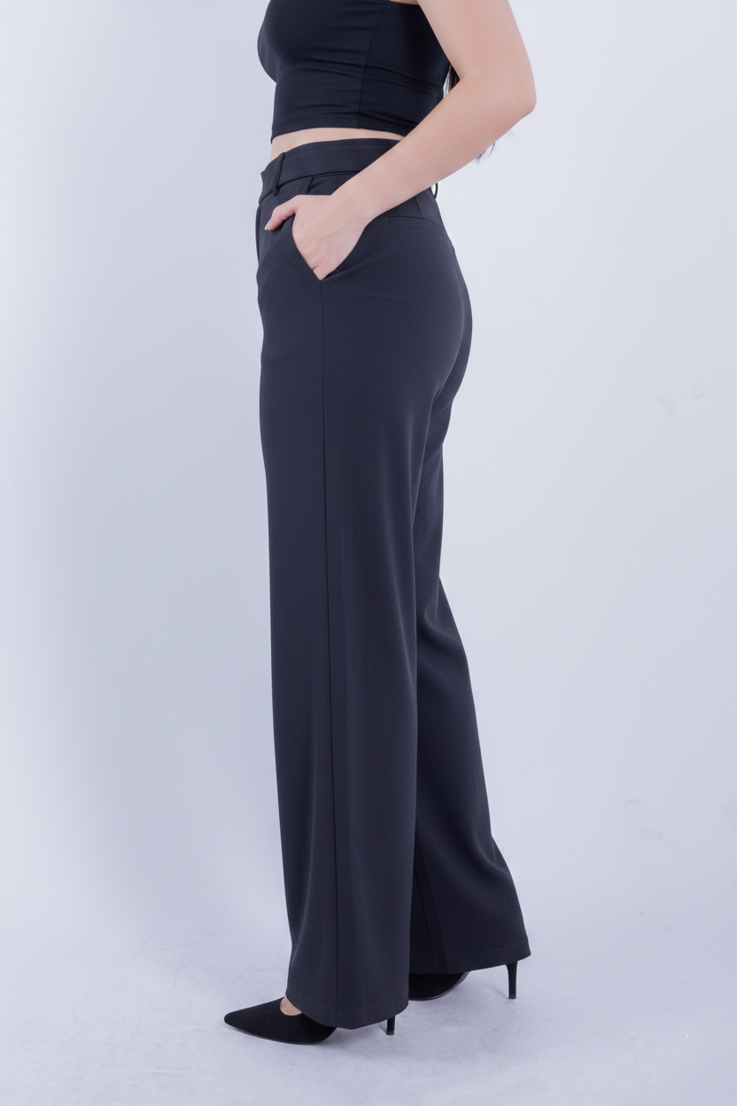 Pantalón negro con medio cinto y bolsas laterales
