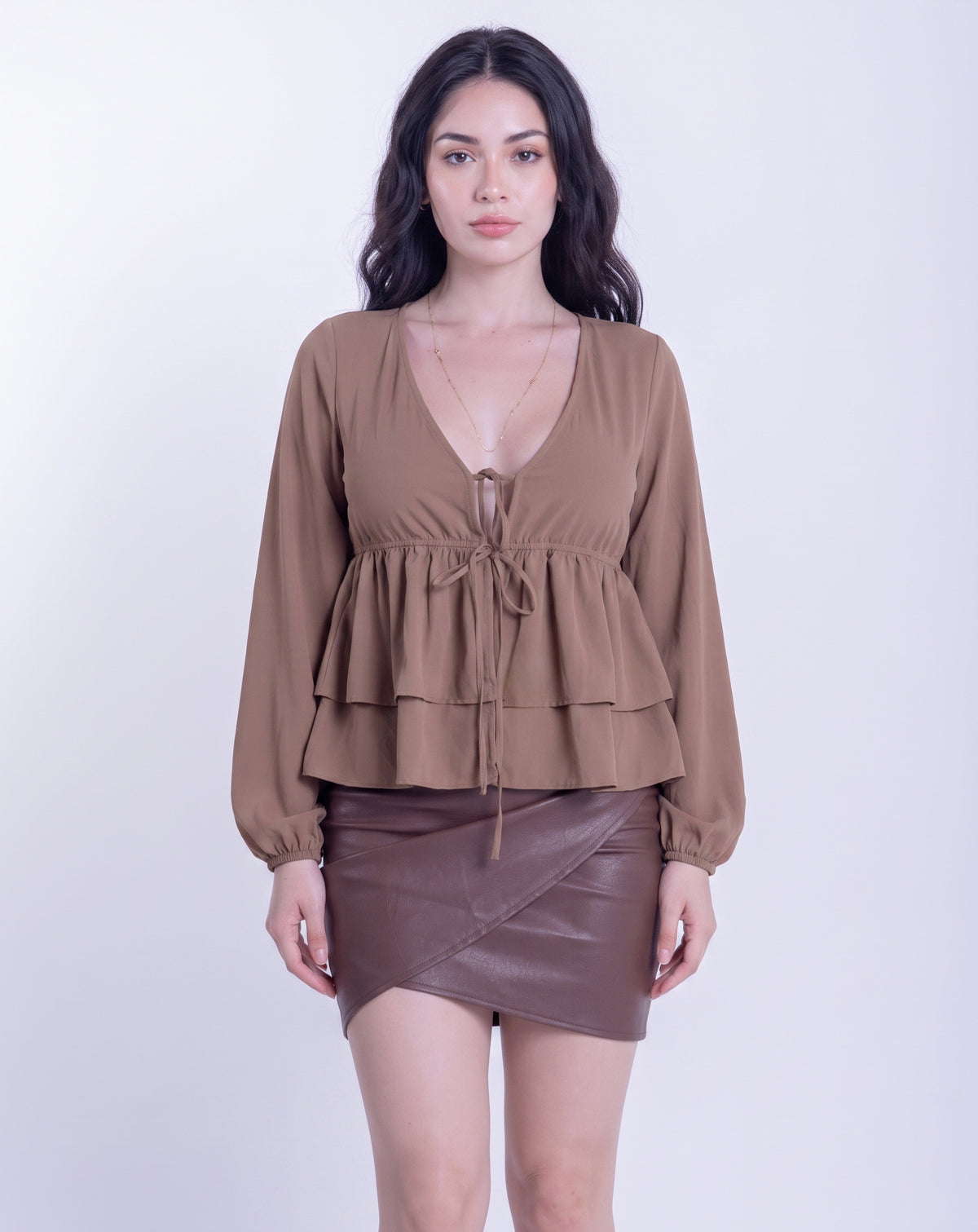Blusa cafe con cuello en V y olanes