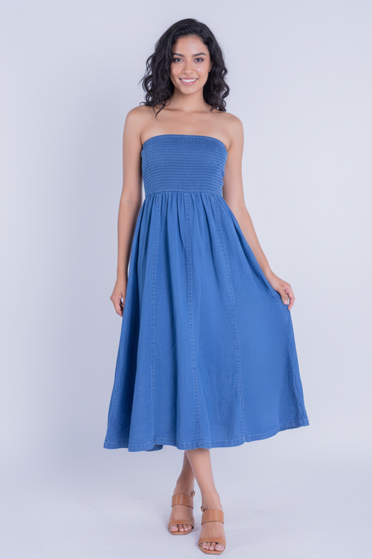 Vestido strapless de mezclilla con falda amplia
