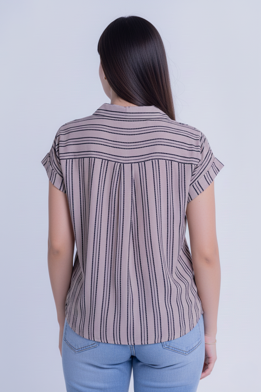 Blusa beige abotonada con rayas verticales