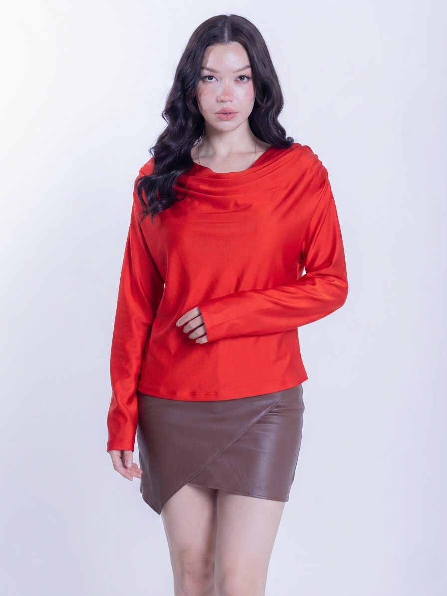 Blusa roja con cuello holgado manga larga satinada