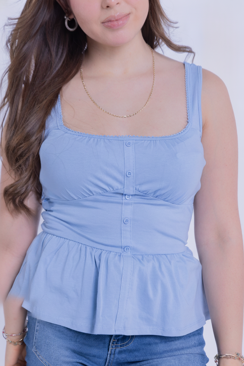 Blusa de tirantes azul con botones decorativos