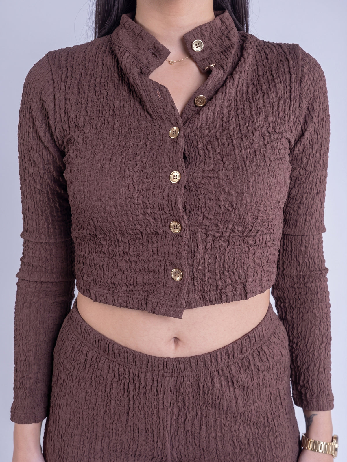 Conjunto cafe acanalado de blusa abotonada y pantalon