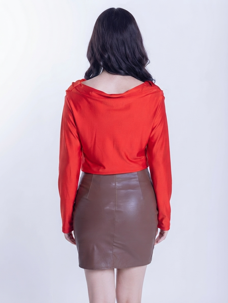 Blusa roja con cuello holgado manga larga satinada