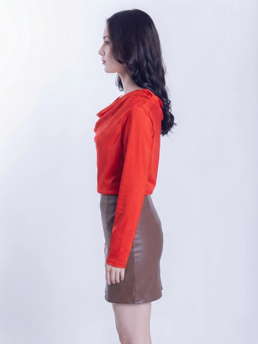 Blusa roja con cuello holgado manga larga satinada