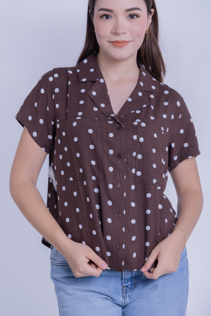Blusa cafe con estampado de puntos abotonada