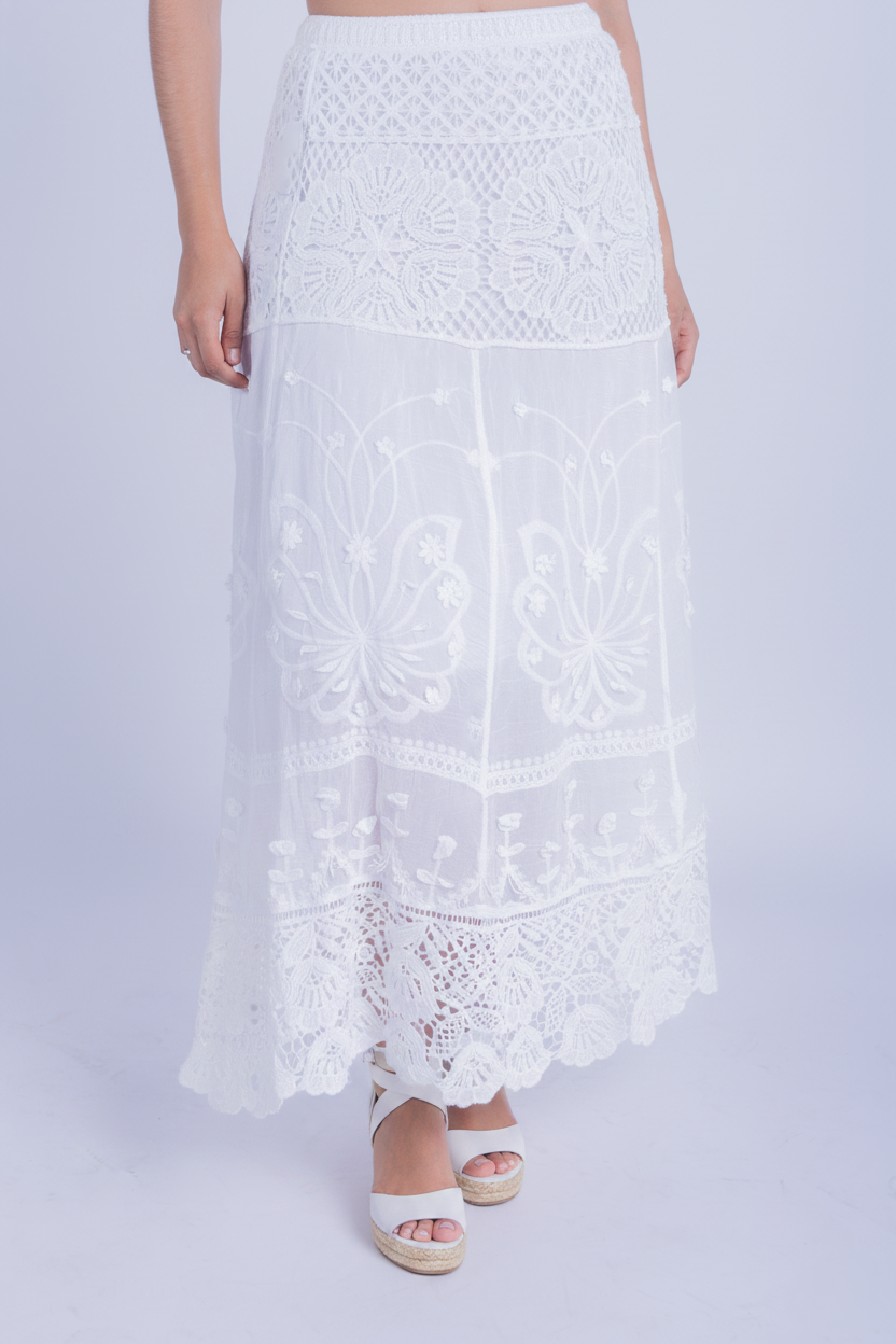Falda blanca con perforaciones tipo gasa