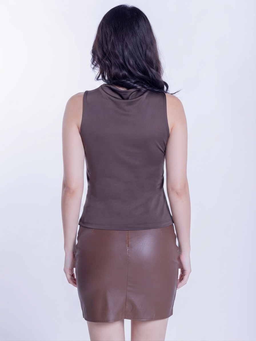 Blusa cafe de tirantes con destellos decorativos
