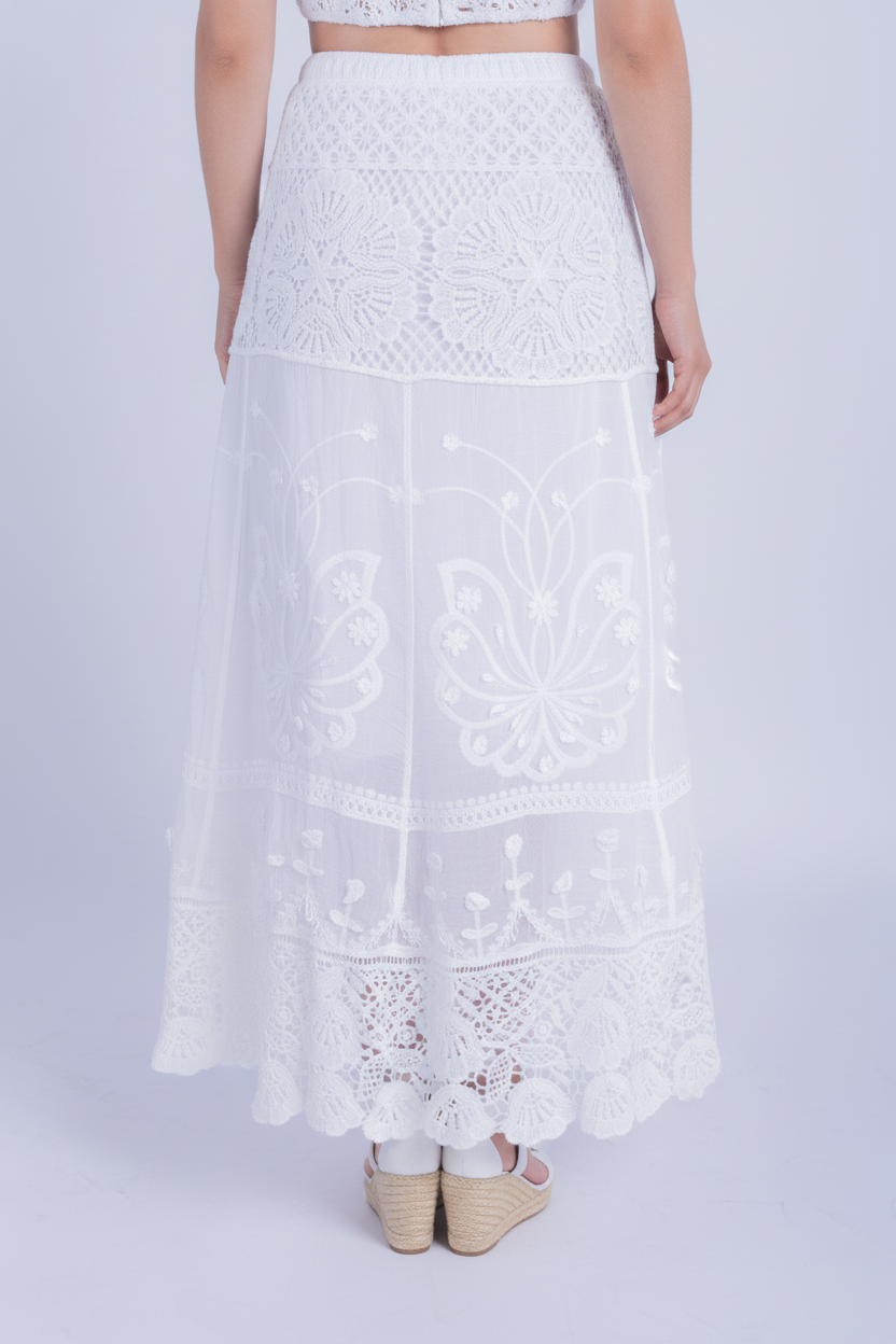 Falda blanca con perforaciones tipo gasa
