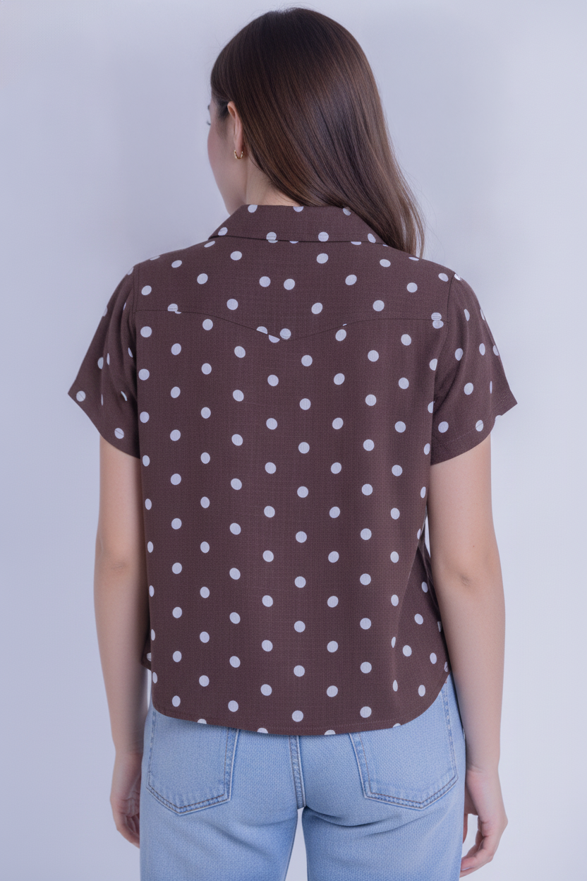 Blusa cafe con estampado de puntos abotonada