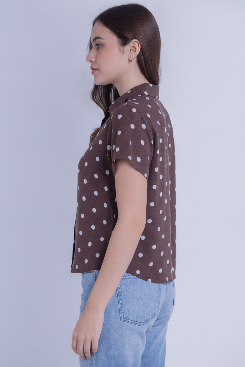 Blusa cafe con estampado de puntos abotonada