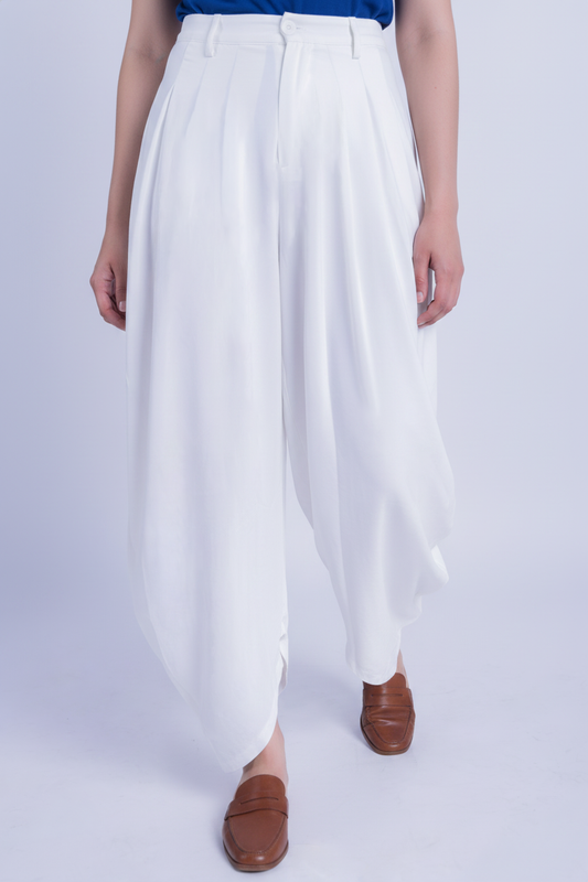 Pantalón blanco con corte tipo Sarouel