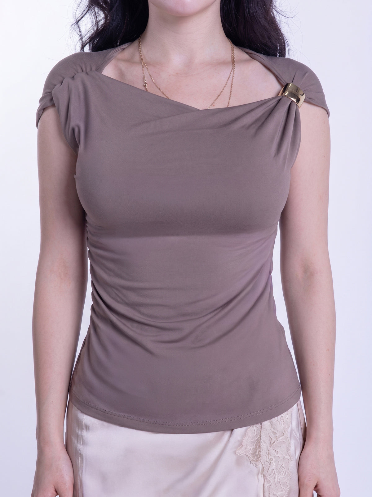 Blusa cafe de tirantes con detalle de prendedor metálico
