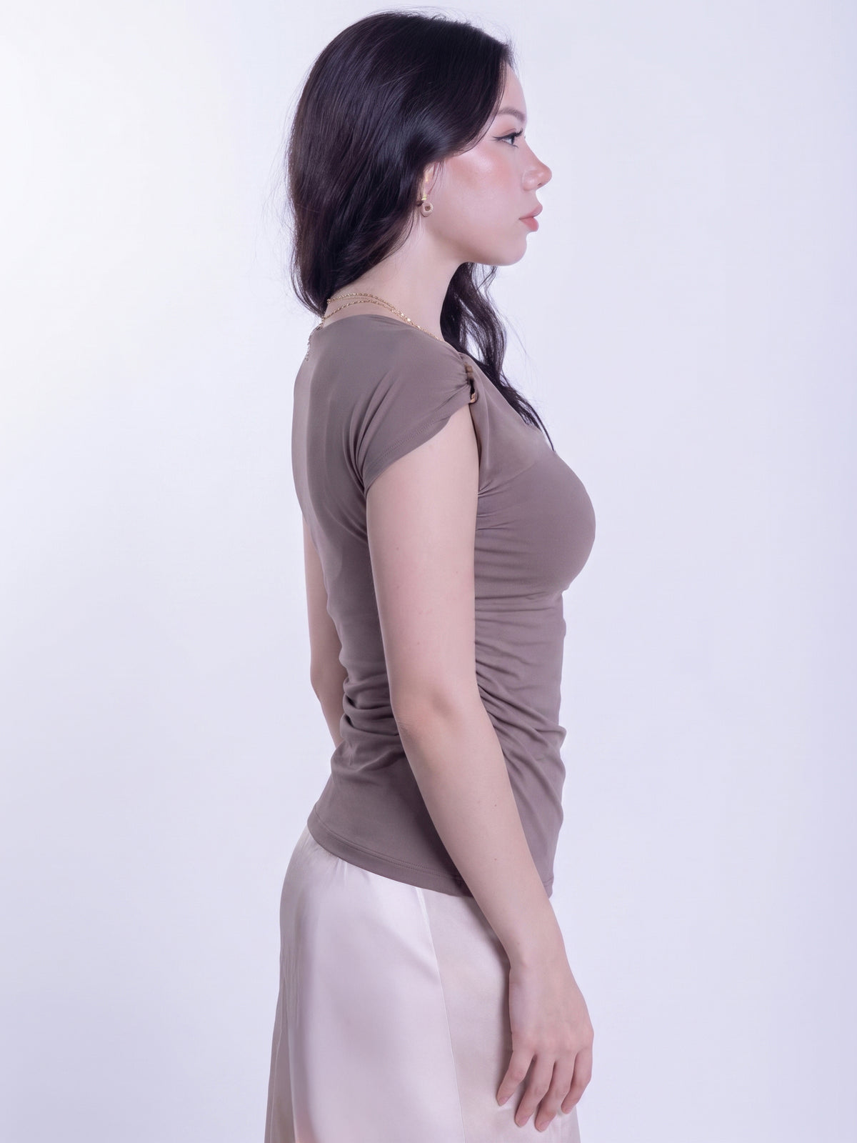 Blusa cafe de tirantes con detalle de prendedor metálico