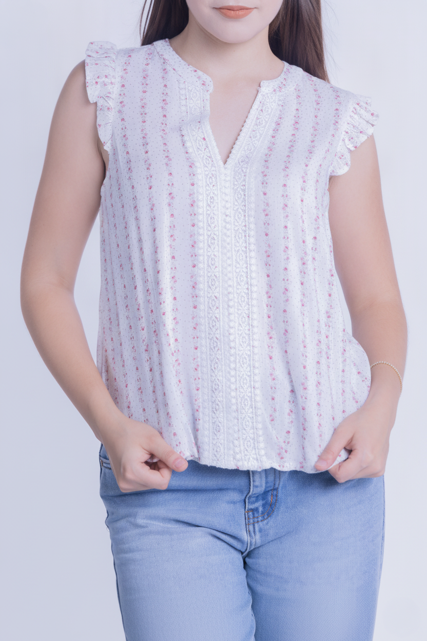Blusa blanca abotonada floreada