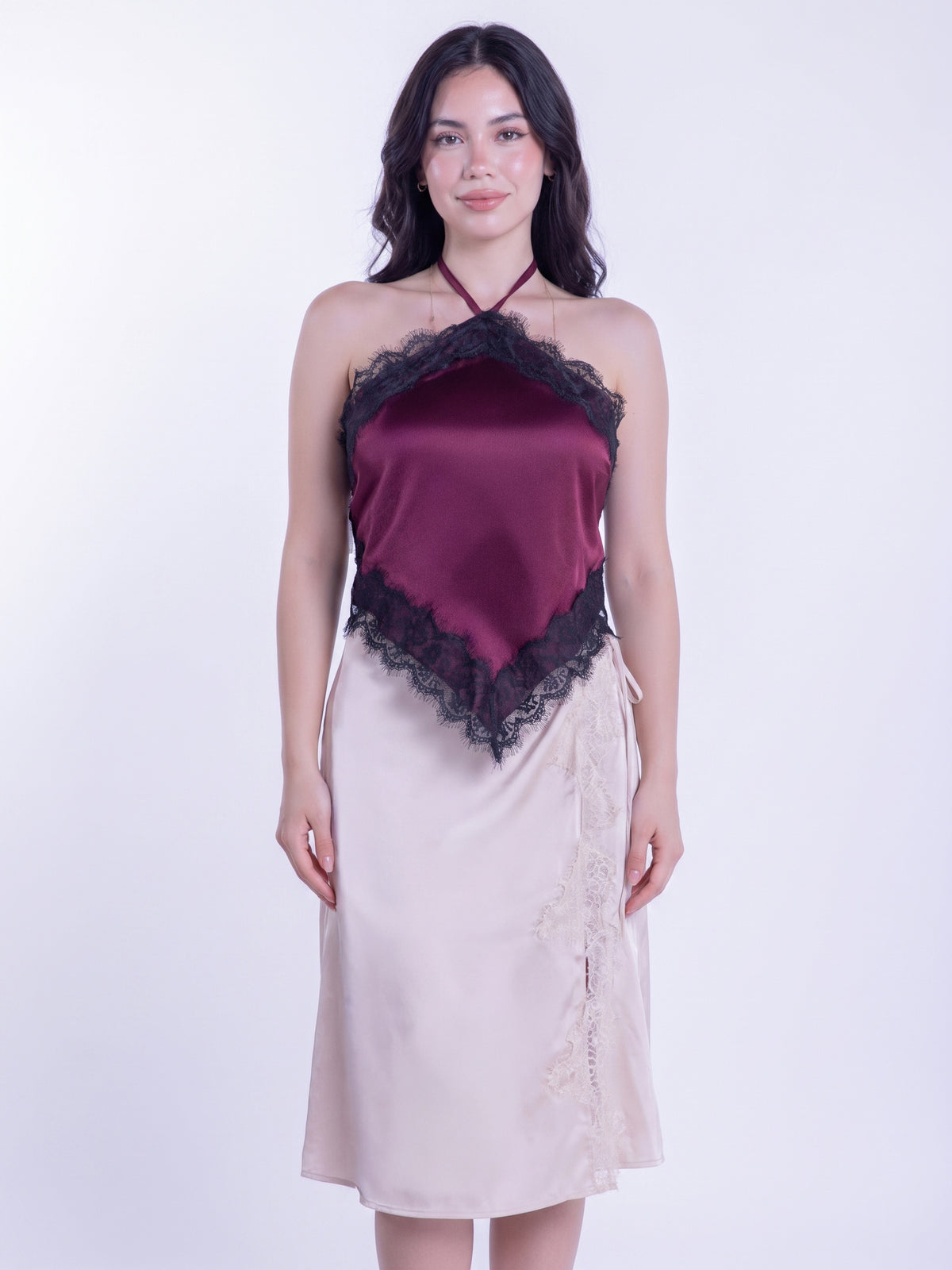 Blusa guinda de tirante con amarre en cuello satinada con encaje en costuras