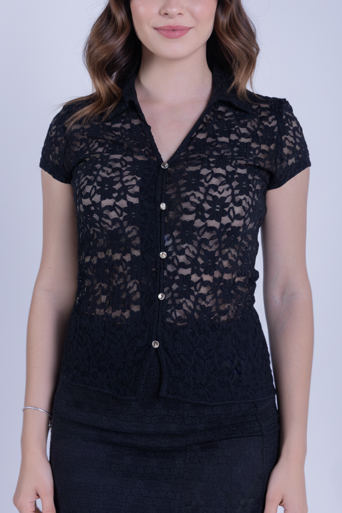Blusa de encaje trasparente negra abotonada