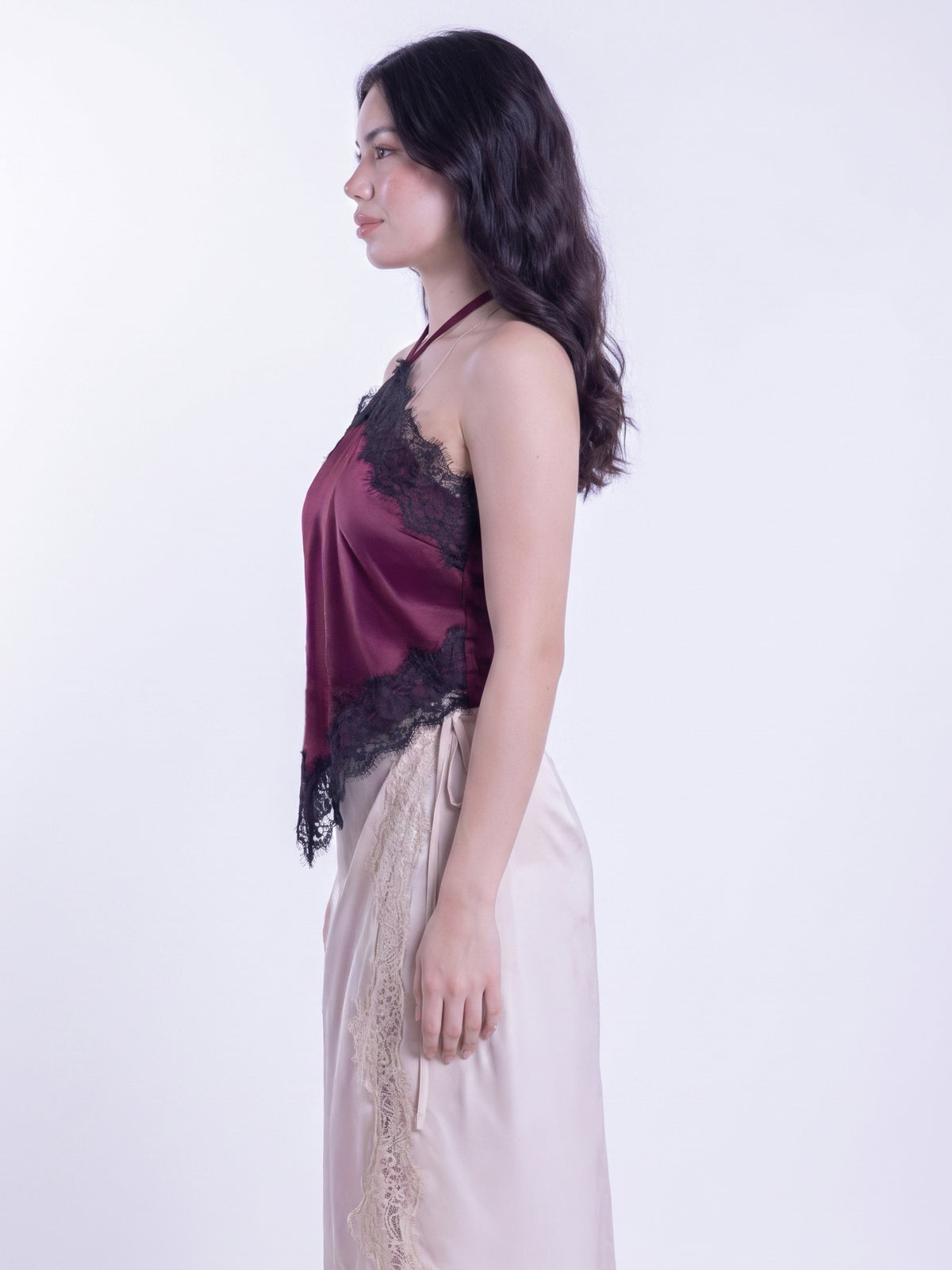 Blusa guinda de tirante con amarre en cuello satinada con encaje en costuras