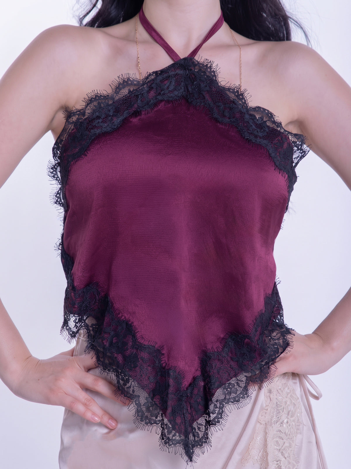 Blusa guinda de tirante con amarre en cuello satinada con encaje en costuras