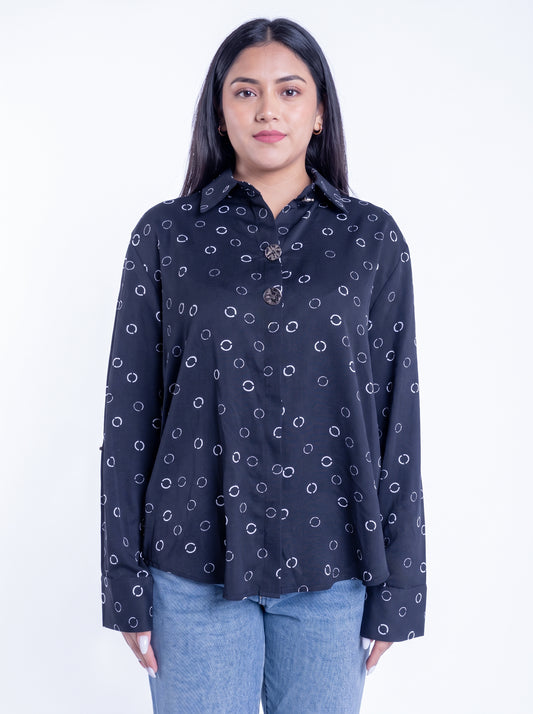 Blusa negra con estampado de círculos abotonada