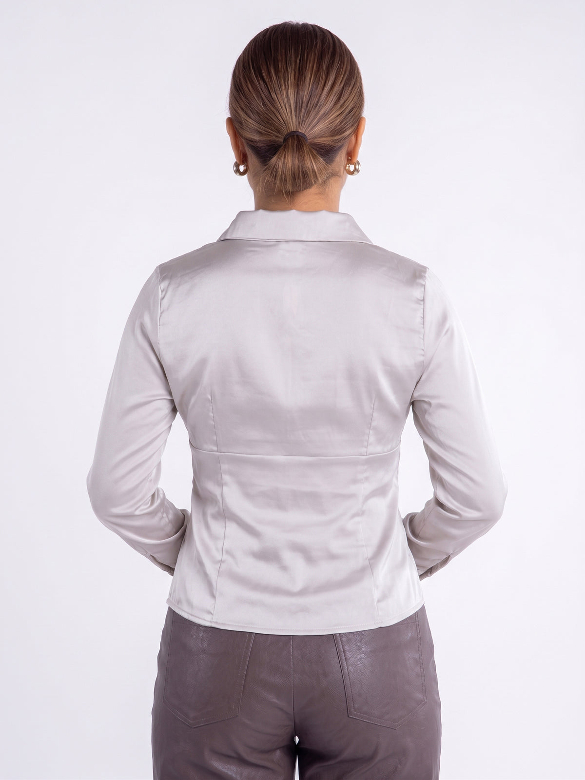 Blusa satinada color hueso con botones dorados