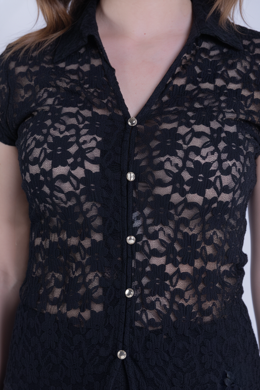 Blusa de encaje trasparente negra abotonada