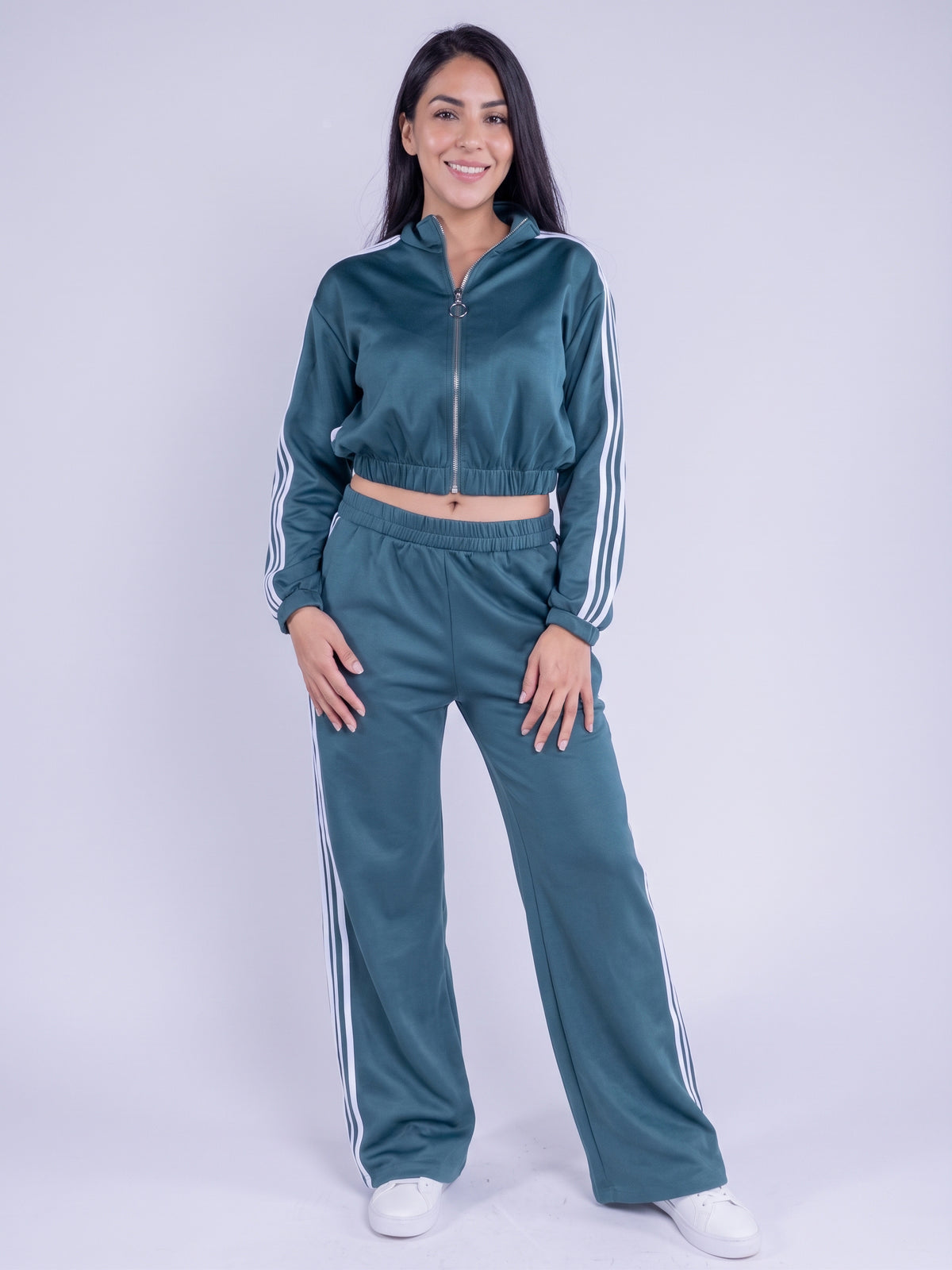 Conjunto deportivo verde con franjas laterales