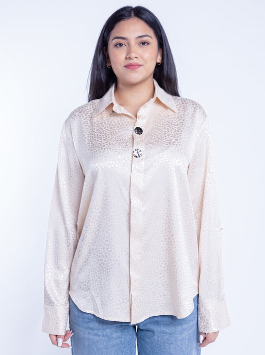 Blusa beige satinada con botones tipo prendedor