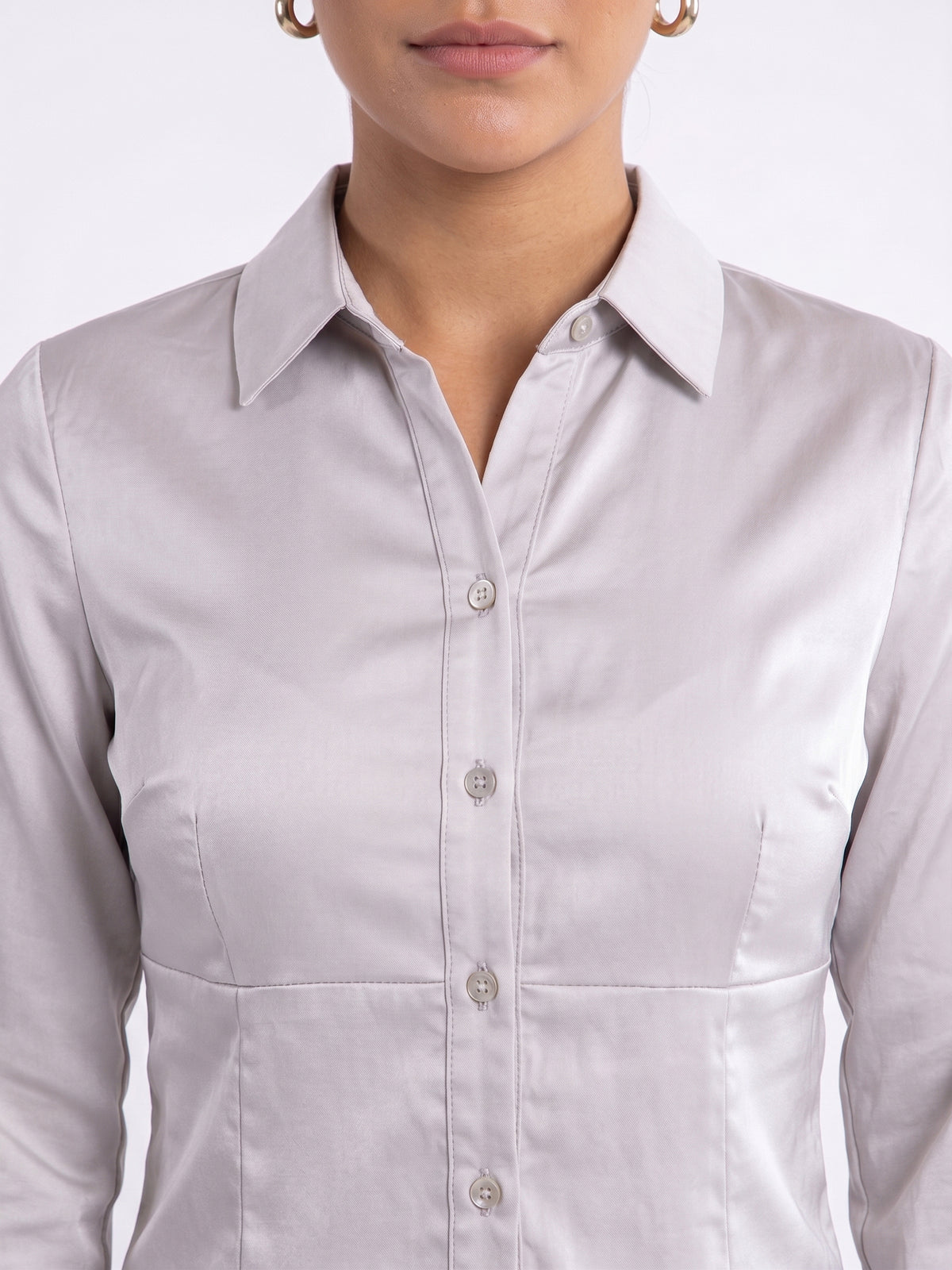 Blusa satinada color hueso con botones dorados