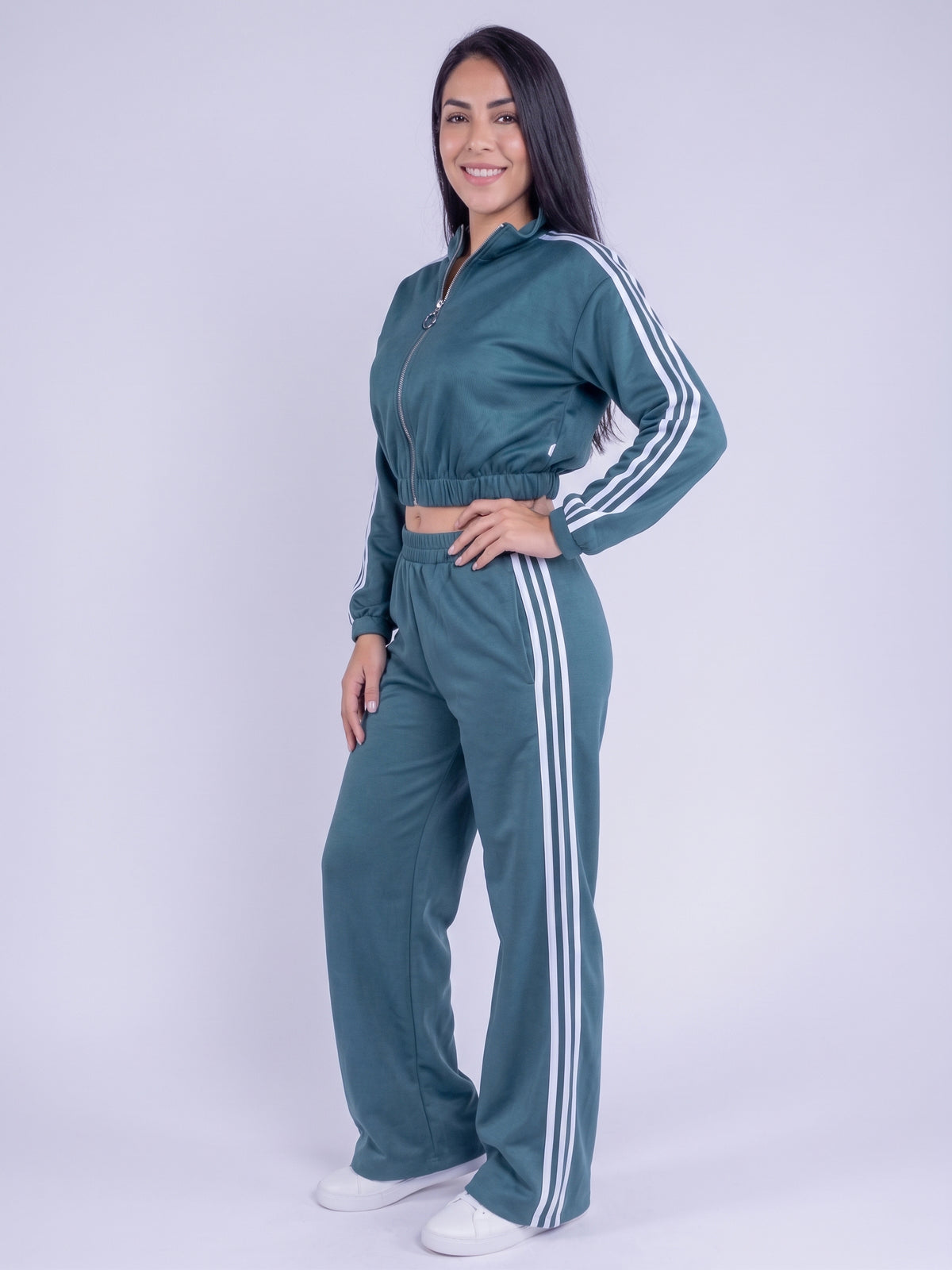 Conjunto deportivo verde con franjas laterales