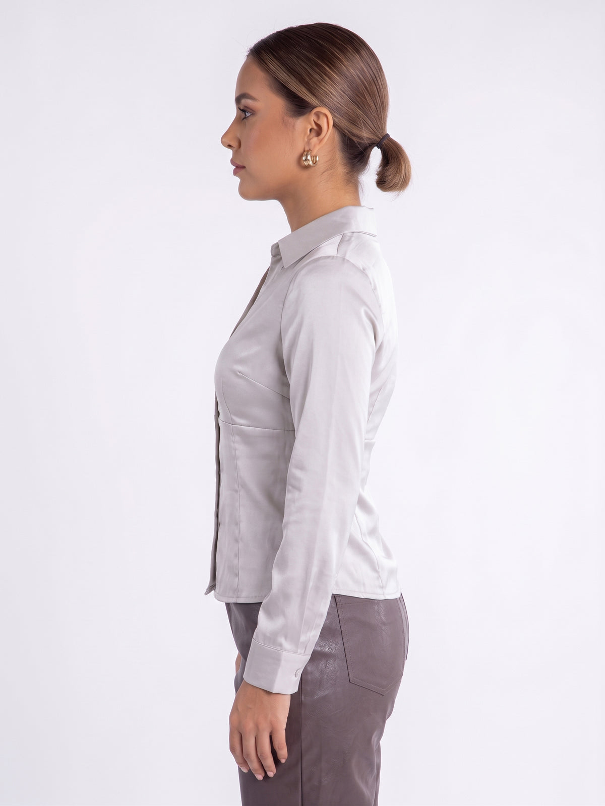 Blusa satinada color hueso con botones dorados